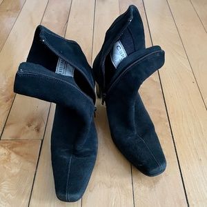 La Canadienne black suede waterproof short boots size 6